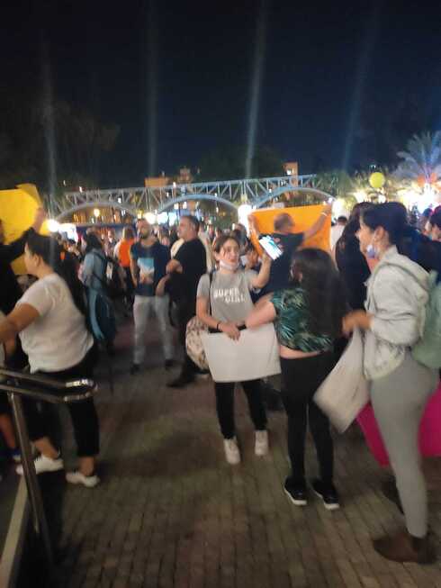 צועדים בגן העיר