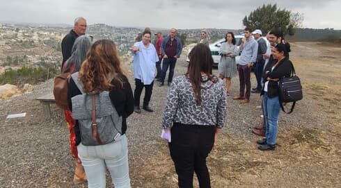 נעמה שולץ ורועי דרור בתצפית מעלה החמישה