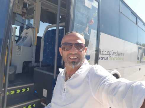 יוגב מויאל ליד האוטובוס