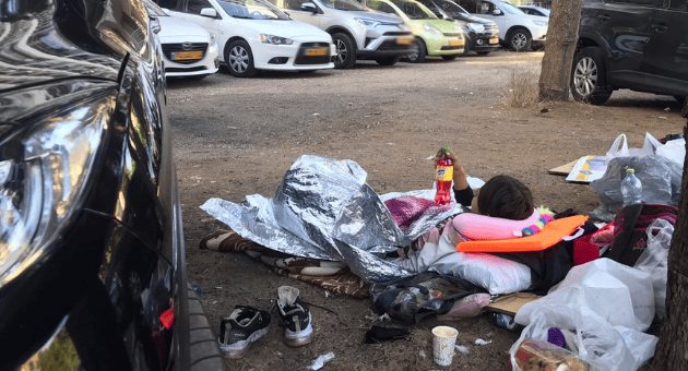 הבת שוכבת בין הרכבים