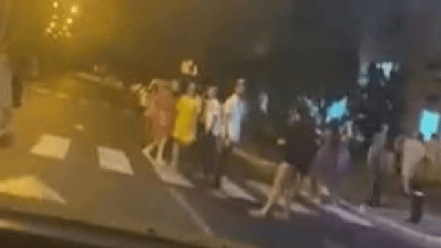 בני נוער וצעירים מבלים באמצע הכביש ובאיי תנועה