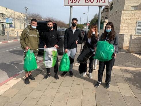 בני הנוער שעוזרים לדרי הרחוב