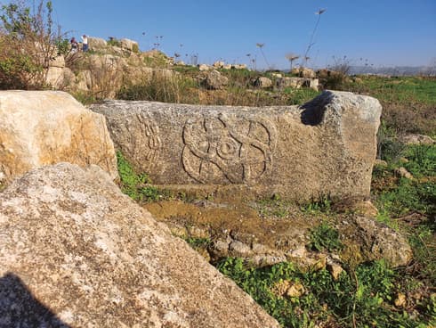 אבן מעוטרת בתל חורייה