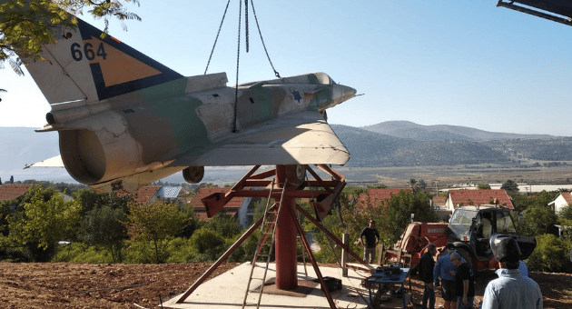 מטוס הכפיר בעין חרוד איחוד. צופה על העמק