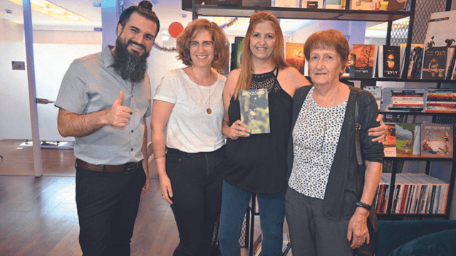 מימין: מזל, מירב, נועה ויהודה ניב מנהל הוצאת ניב