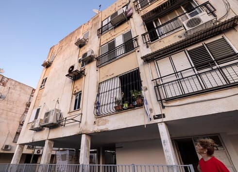 עשרות מבנים בשכונות הוותיקות של אשקלון סובלים מהזנחה מתמשכת. התושבים חוששים מהתמוטטות כמו בחולון 