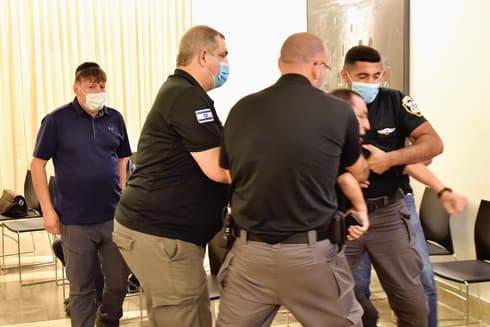 סלמן מוצא מהאולם