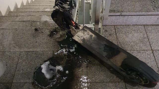 שרידי הקורקינט שעלה באש