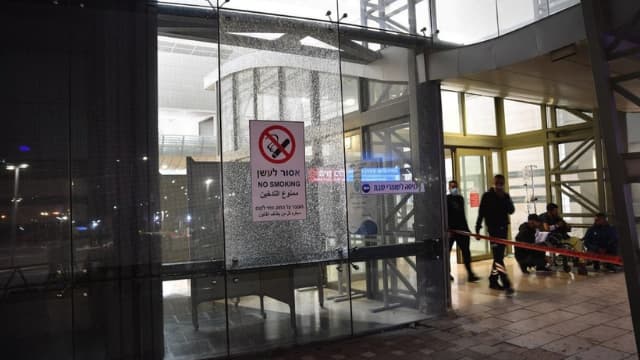אחד החלונות המנופצים בבית החולים