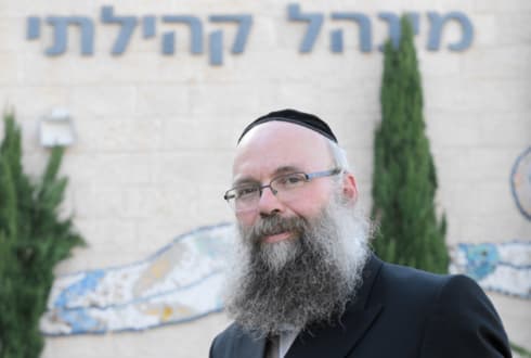 שפיצר ליד מבנה המינהל. "לא תוכלו להתעלם מאיתנו"
