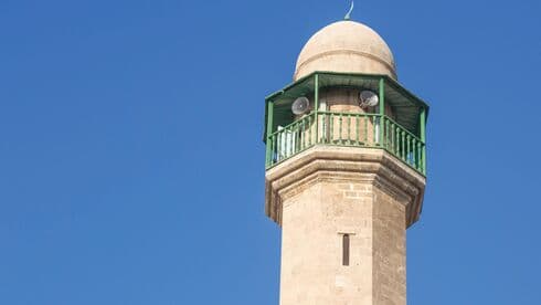 רמקולים של המואזין במסגד ביפו