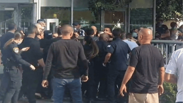 מהומה אלימה בכניסה לבית חולים מאיר (צילום: מתוך הרשת החברתית, שימוש לפי סעיף 27א לחוק זכויות יוצרים) מהומה אלימה בכניסה לבית חולים מאיר
