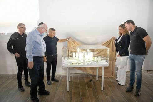 חשיפת דגם הפרויקט בפני ראש העירייה רחמים מלול