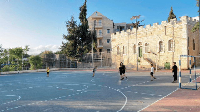 המגרש שהעירייה מתכננת להרוס (למצולמים אין קשר לידיעה)