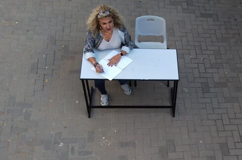 לבנה נוידרפר, מנהלת חטיבת אלון בכפר סבא, מספרת על החרם שעברה בילדותה (צילום: שאול גולן) לבנה נוידרפר, מנהלת חטיבת אלון בכפר סבא, מספרת על החרם שעברה בילדותה