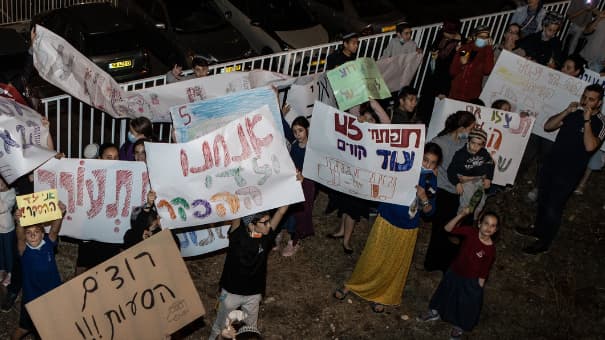 המאבק הציבורי צלח. ההפגנות של הורי מוריה ברקאי מול ביתה של קליש