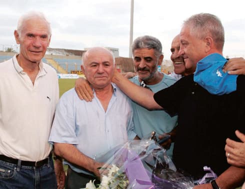 שפר שני משמאל עם חברים בערב הצדעה לכבודו