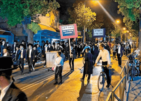 הפגנה סוערת לאחר שמשה ליאון מצהיר שהבריכה החדשה תפעל בשבת