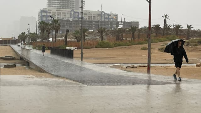 מזג אוויר סוער בחוף בת ים