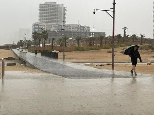 סוער, אבל נקי. חוף בת ים