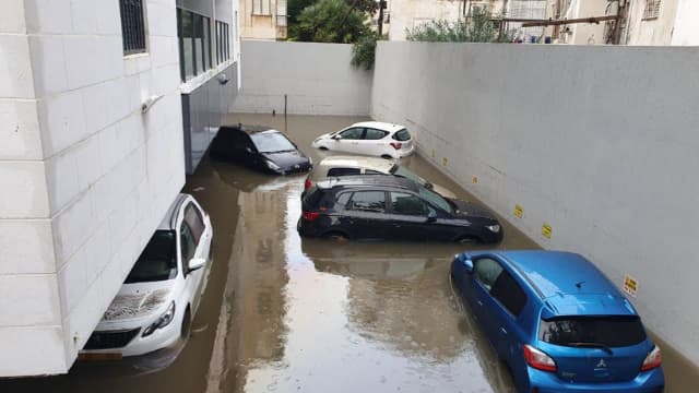 רכבים ששקעו בחניון בנתניה