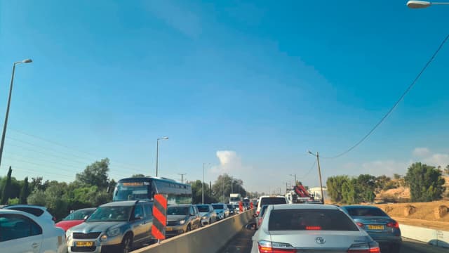 פקק תנועה ארוך לפני צומת עומר 