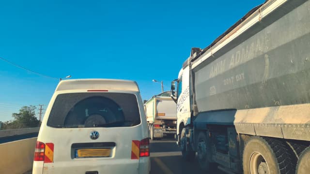 משאיות בכביש 60. חוסמות נתיב השתלבות