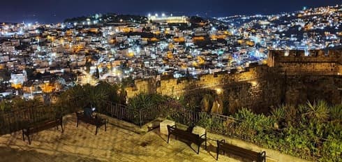 מיליון אורות מכושפים. טיילת החומות הדרומית בלילה