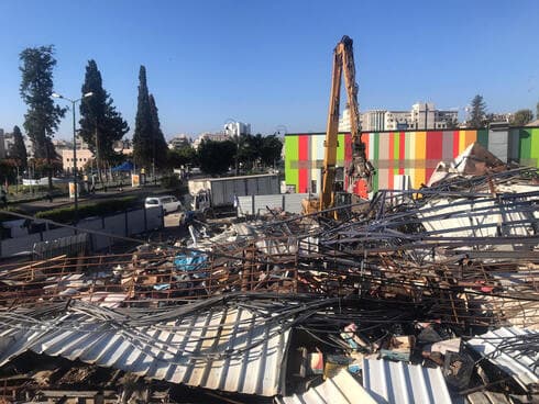 הכלים הכבדים בשטח השוק הוותיק