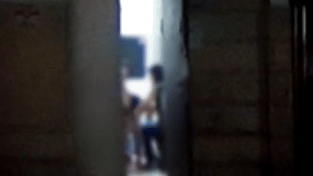 האלימות הקשה בדירה בבת ים, כפי שתועדה בסרטון