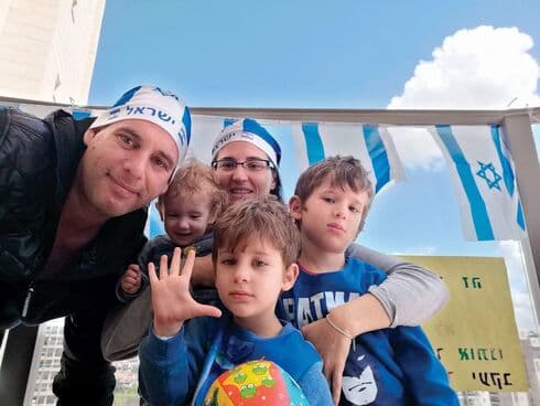 דנה עדות עם בעלה אוהד ז"ל והילדים. "התרסקתי" (צילום: מהאלבום המשפחתי) דנה עדות עם בעלה אוהד ז"ל והילדים. "התרסקתי"