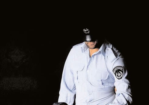 כשהשוטר ביקש לקום ולעזוב, הלם חברו של החשוד בראשו של השוטר