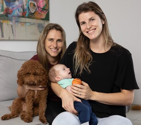 ברון, פלג, ליאם וריו הכלב. הסביבה מקבלת את הקשר בחיבוק