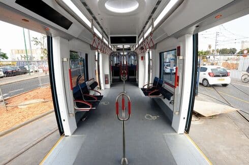 פנים הרכבת. הכל חדש ומצוחצח. בינתיים