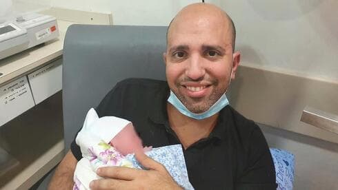 "גזרתי את חבל הטבור ועברנו לבית החולים". האב המאושר ובנו ( צילום: פרטי) שמחים ומאושרים. שי יונגרמן ולילך גלבוע