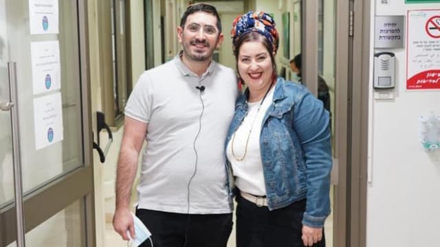 אלעד ויעל ברזילי בפתח המחלקה לשיקום הפרעות בתקשורת בלוינשטיין.