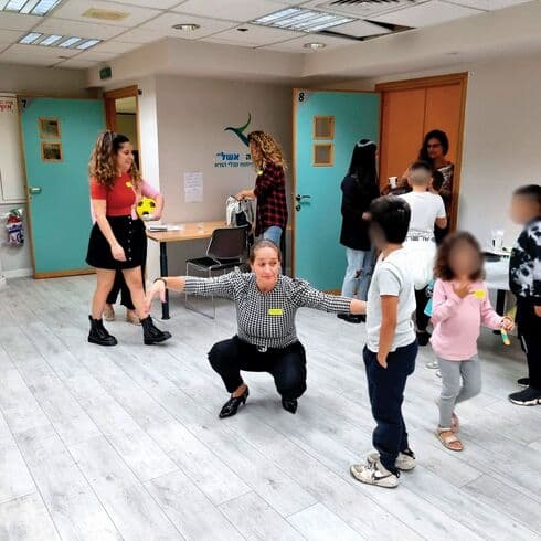 סופר (במרכז) בפעילות במרכז בראשון לציון ( צילום: פרטי) סופר (במרכז) בפעילות במרכז בראשון לציון