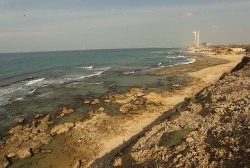 בשבוע הבא יתקיים דיון מכריע בסוגיית הקמת מרינה בחדרה. התושבים מוחים, ארגוני סביבה מתנגדים והעירייה תומכת באישור התוכנית (צילום: אלעד גרשגורן) בשבוע הבא יתקיים דיון מכריע בסוגיית הקמת מרינה בחדרה. התושבים מוחים, ארגוני סביבה מתנגדים והעירייה תומכת באישור התוכנית