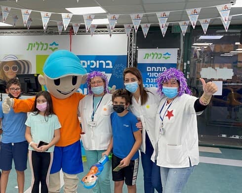 צוות מתחם חיסוני הילדים בעפולה משמחים את הילדים המתחסנים