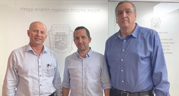 ראש העיר אבי אלקבץ עם סגנו חביב פרץ ואשר מרזר