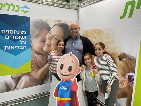 ד"ר מרדכי נכדותיו במתחם החיסונים בעפולה