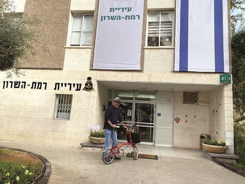 דני לביא מגיע באופניים