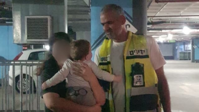 אהרון זמיר מידידים עם האם והפעוט