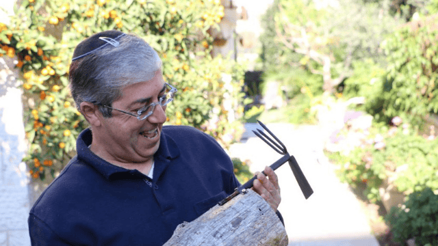 אדמונד חסין. פסולת הופכת לאוצר