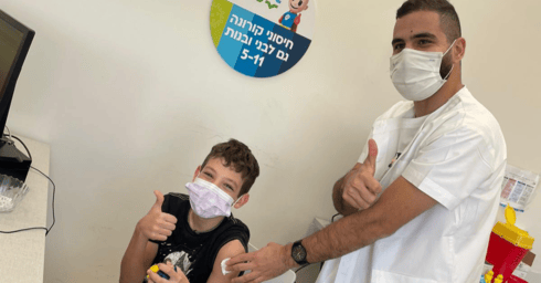 שירז גרים בן ה-11 מתחסן במרכז בריאות הילד של כללית בחדרה
