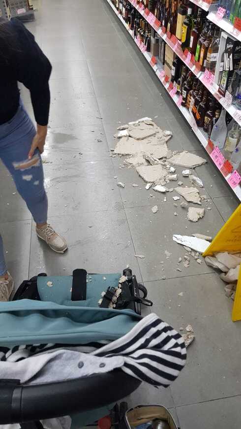"נגמר בנס". חלק מתקרת הגבס נפל על עגלת תינוק