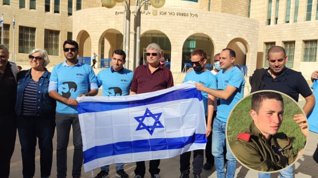 קרובים של רון קוקיא ופעילים מחוץ לבית המשפט, הבוקר. בתמונה הקטנה: רון קוקיא ז"ל