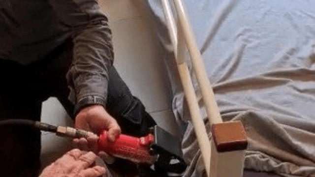ידה של האישה נתקעה בצירי המיטה