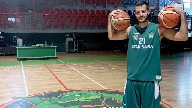 הרוש במגרש הביתי בכפר סבא. "לעזור מקצועית ושיווקית" 