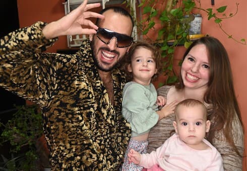 הוא ספר גברים, היא מדריכת יוגה ואמא במשרה מלאה. הוא מעריץ אותה והיא אומרת שהוא מצחיק. משפחת כהן מכפר סבא: אבירם, יהודית, יעלה ונועה (צילום: יאיר שגיא) הוא ספר גברים, היא מדריכת יוגה ואמא במשרה מלאה. הוא מעריץ אותה והיא אומרת שהוא מצחיק. משפחת כהן מכפר סבא: אבירם, יהודית, יעלה ונועה